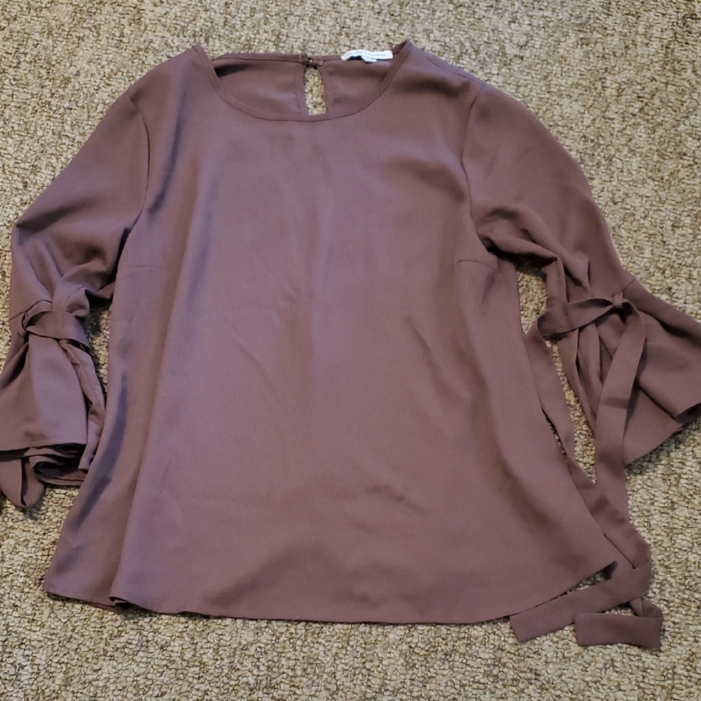 Crescent And Willough Women's Mauve Top with Tie Sleeves